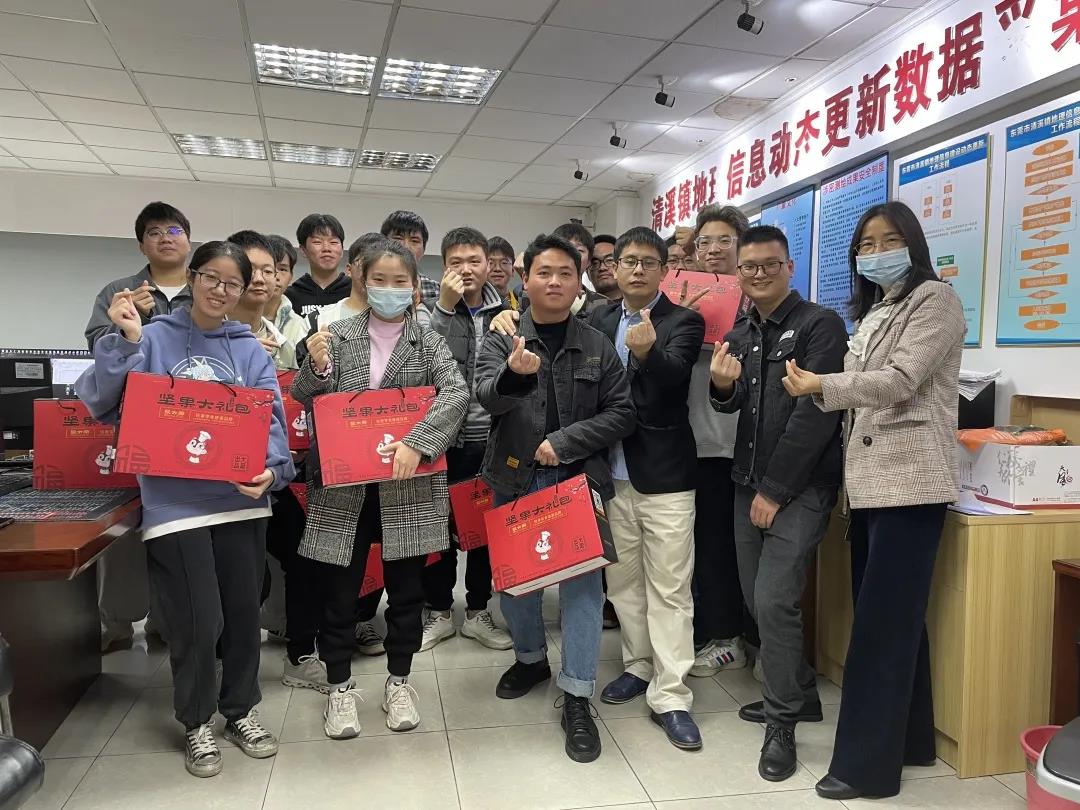走访慰问，，，，，年货上门，，，，，KB88凯时官网集团多项行动确保项目部员工“就地”过好年！