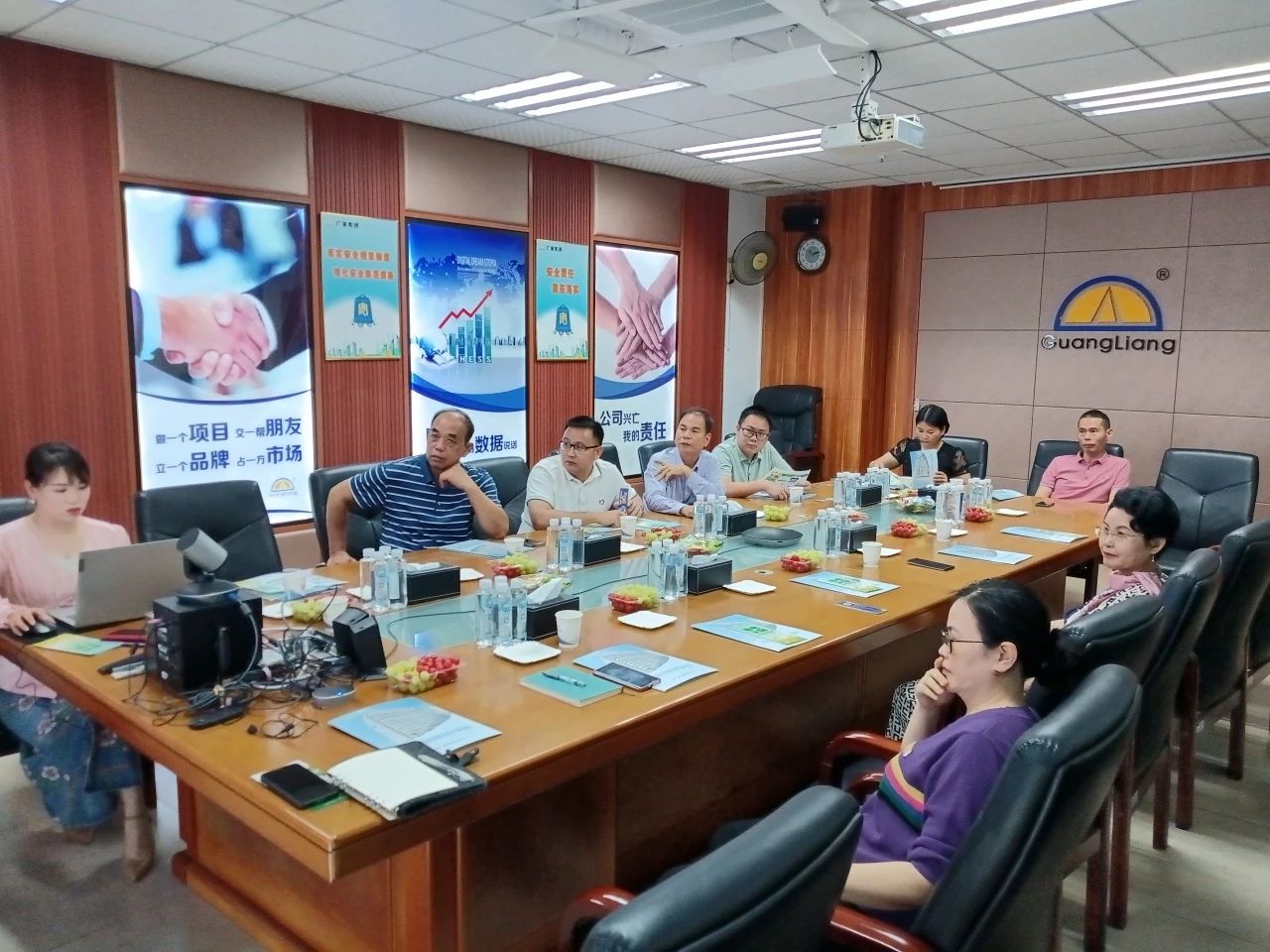 高州市根子镇政府党委及商会向导一行莅临KB88凯时官网集团交流座谈同营生长