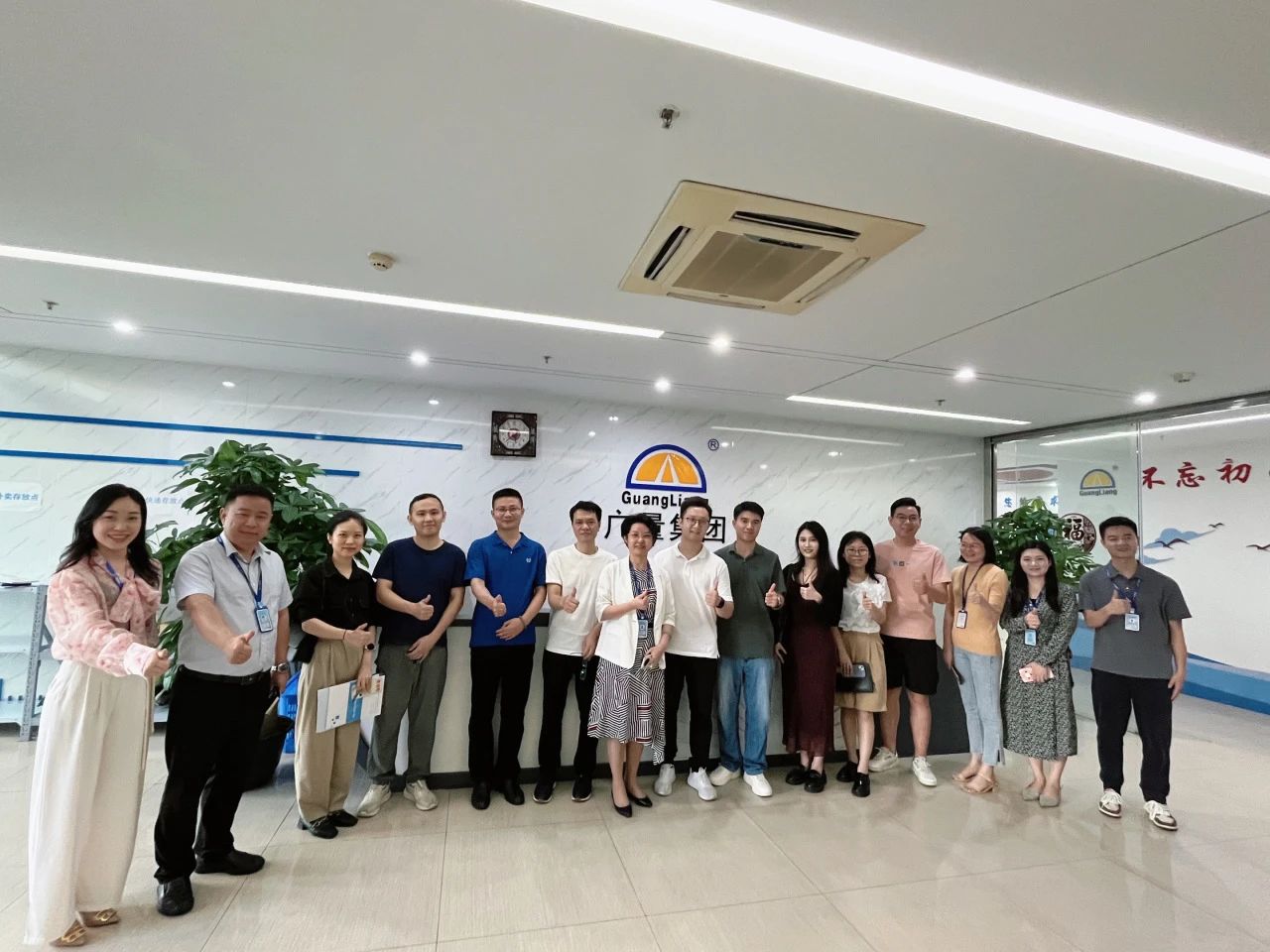 东莞南城都会更新中心携企业考察团莅临KB88凯时官网集团旅行交流