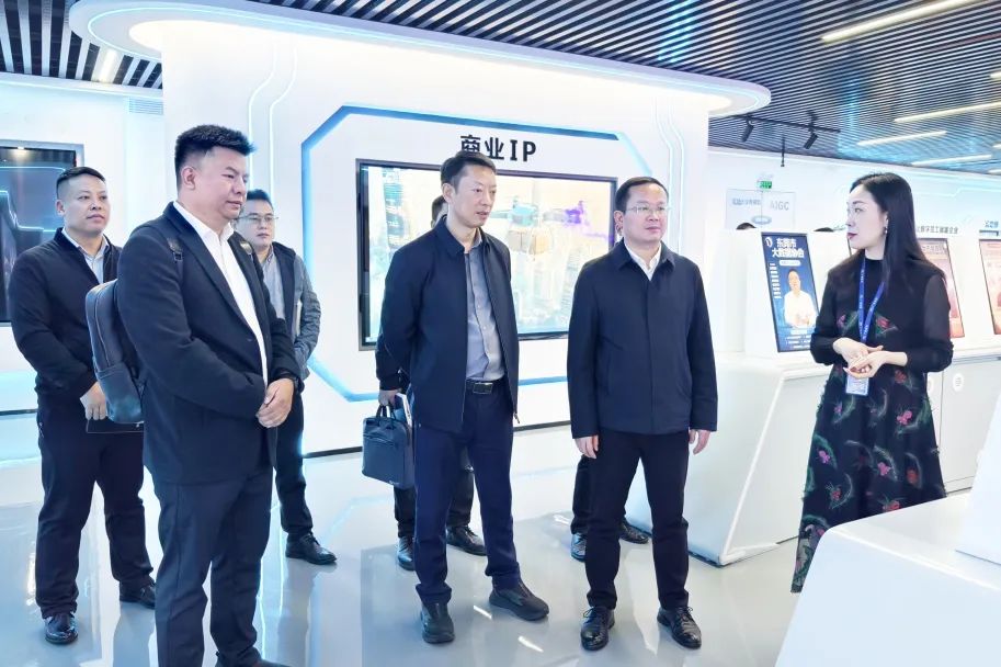 铜仁市大数据局党组书记、局长雷宏一行莅临KB88凯时官网集团旅行交流