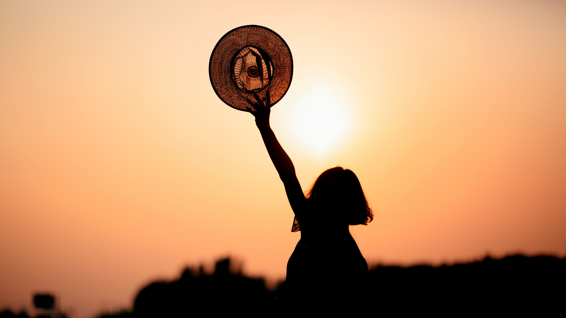 摄图网_500661093_banner_斜阳下的女性背影（企业商用）.jpg