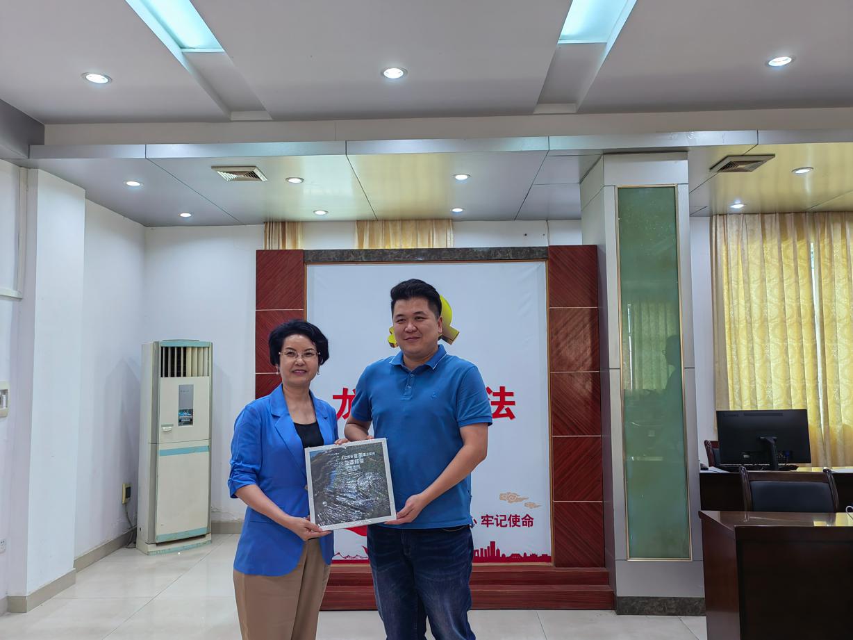 何总代表协会赠予书给龙江镇党委副书记邹建新(1).jpg